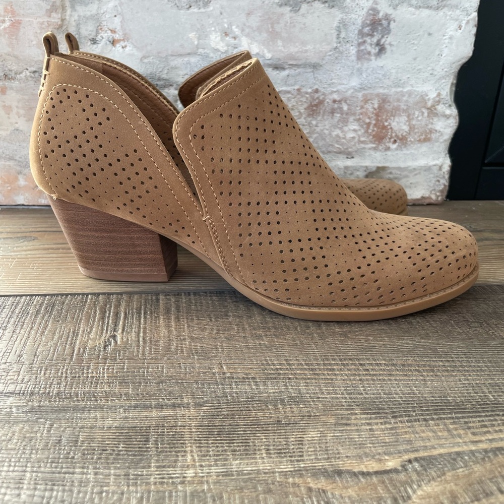 BARETRAPS Rizzo Round Toe Stacked Heel Slip On Booties 9 M - VERY gently used